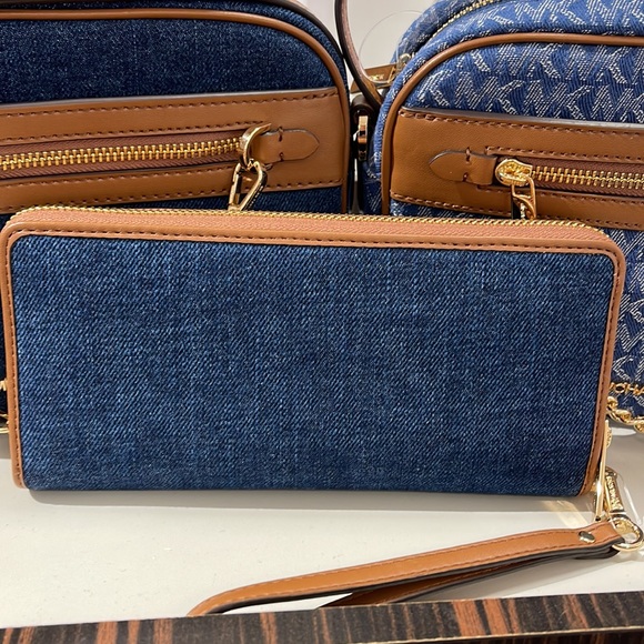 Michael Kors Jet Set Travel Large Travel CONTINENTAL 
Indigo - Picture 5 of 16